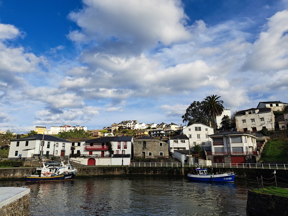 Ruta circular por Cabo Blanco: Acantilados y castros desde Viavélez