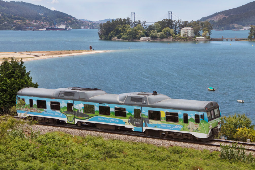 Los trenes turísticos de Galicia abren venta con rutas por faros, Ribeira Sacra y zonas vinícolas