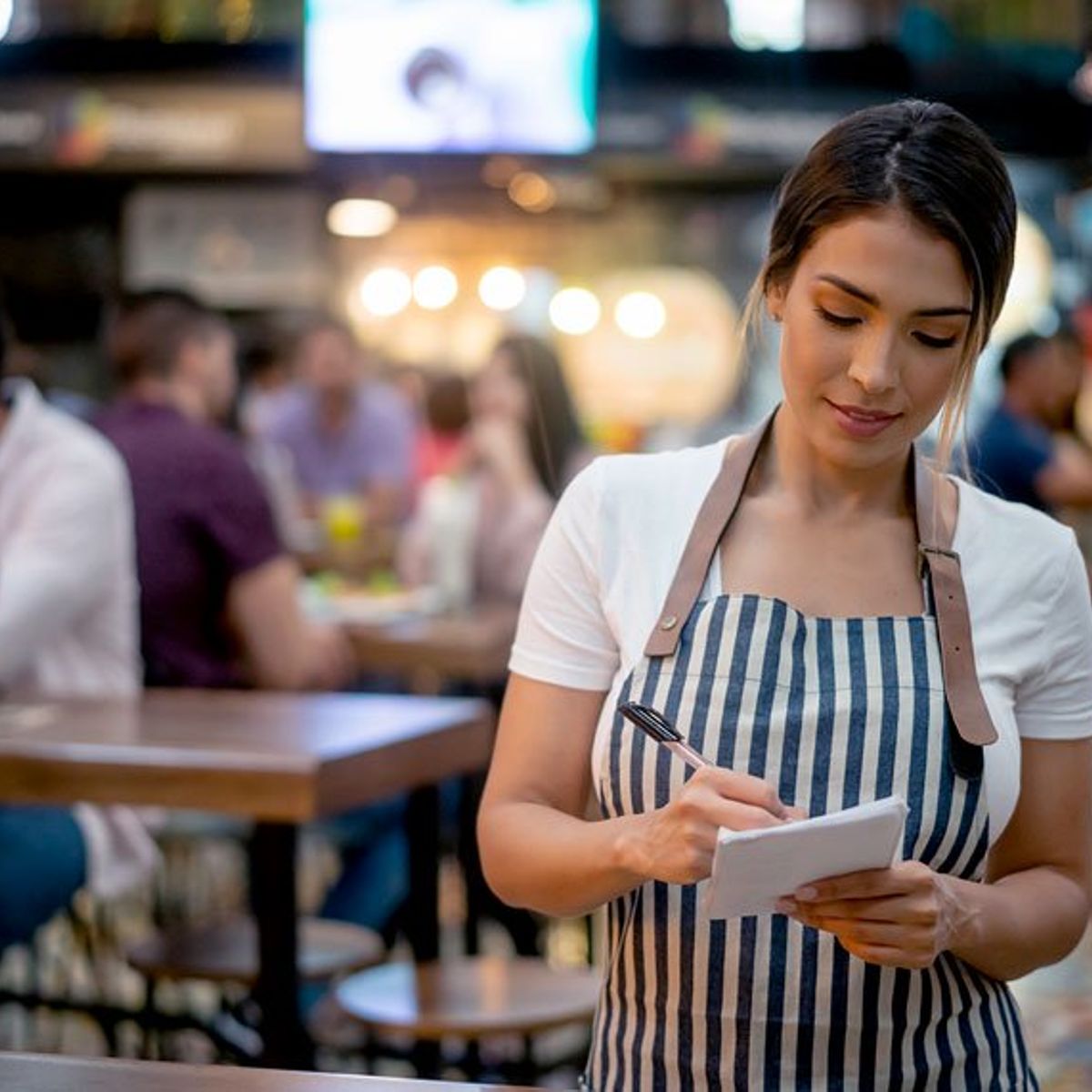 La hostelería afronta el verano con más de 100.000 vacantes en un mercado laboral en transformación